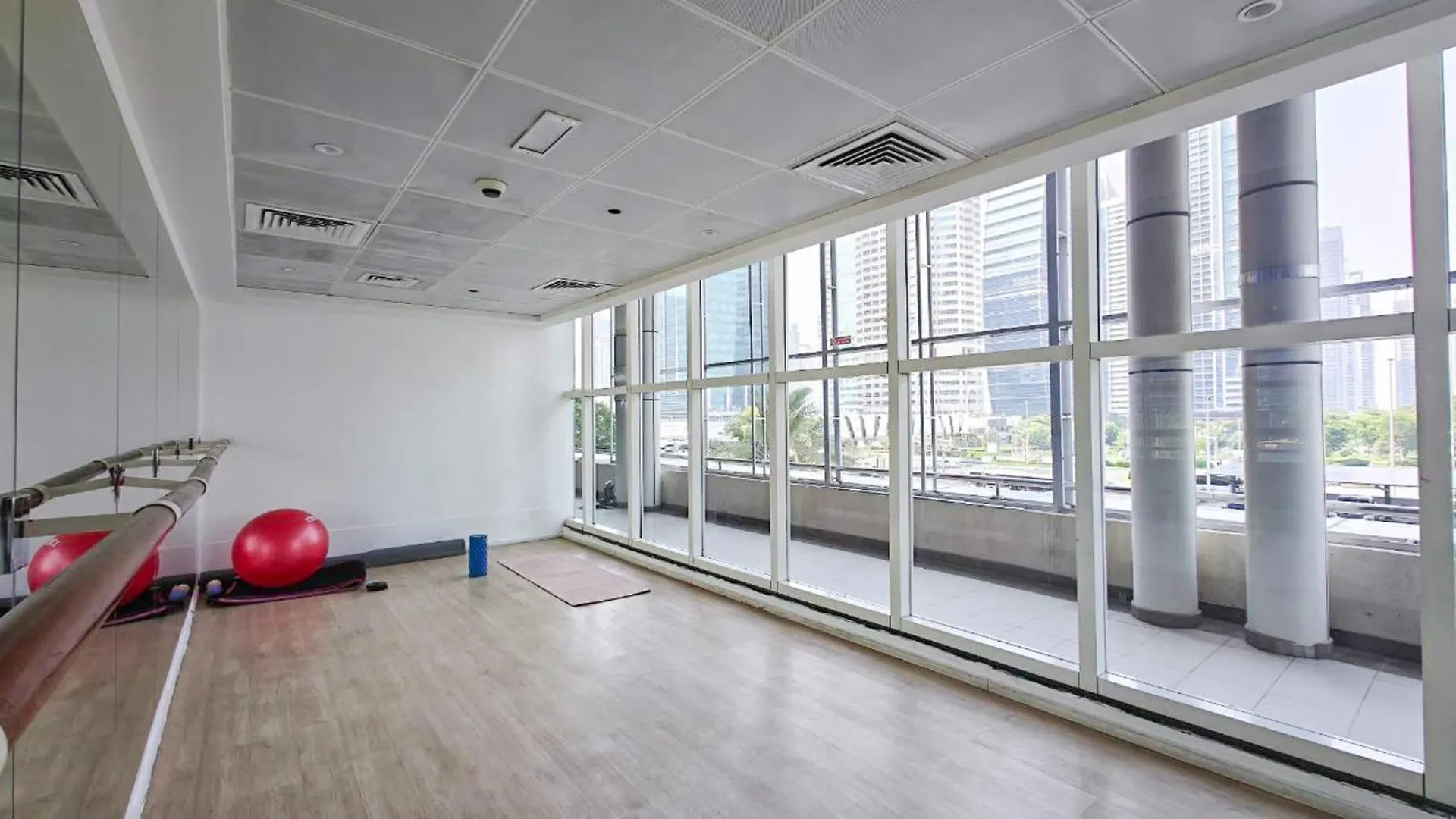 Chic Studio Unit Sleeps 2 With Stunning Lake Views Dubai 0*,
