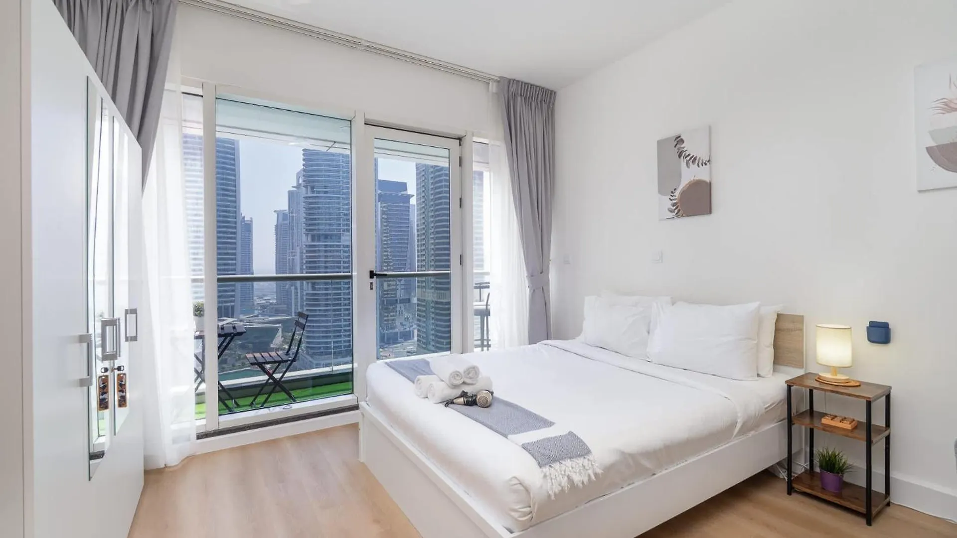 Chic Studio Unit Sleeps 2 With Stunning Lake Views Dubai 0*,  Förenade Arabemiraten