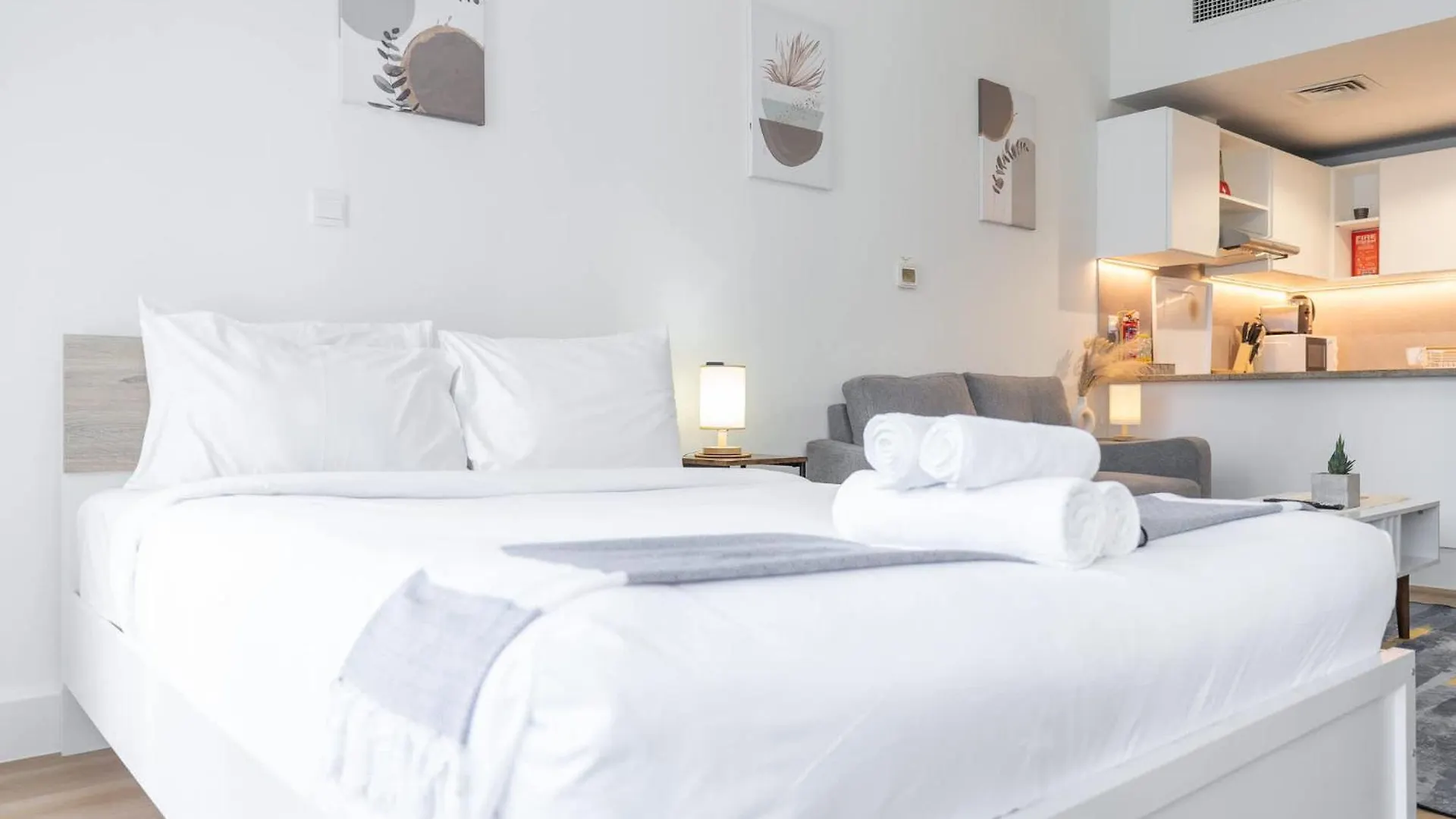 Chic Studio Unit Sleeps 2 With Stunning Lake Views Dubai