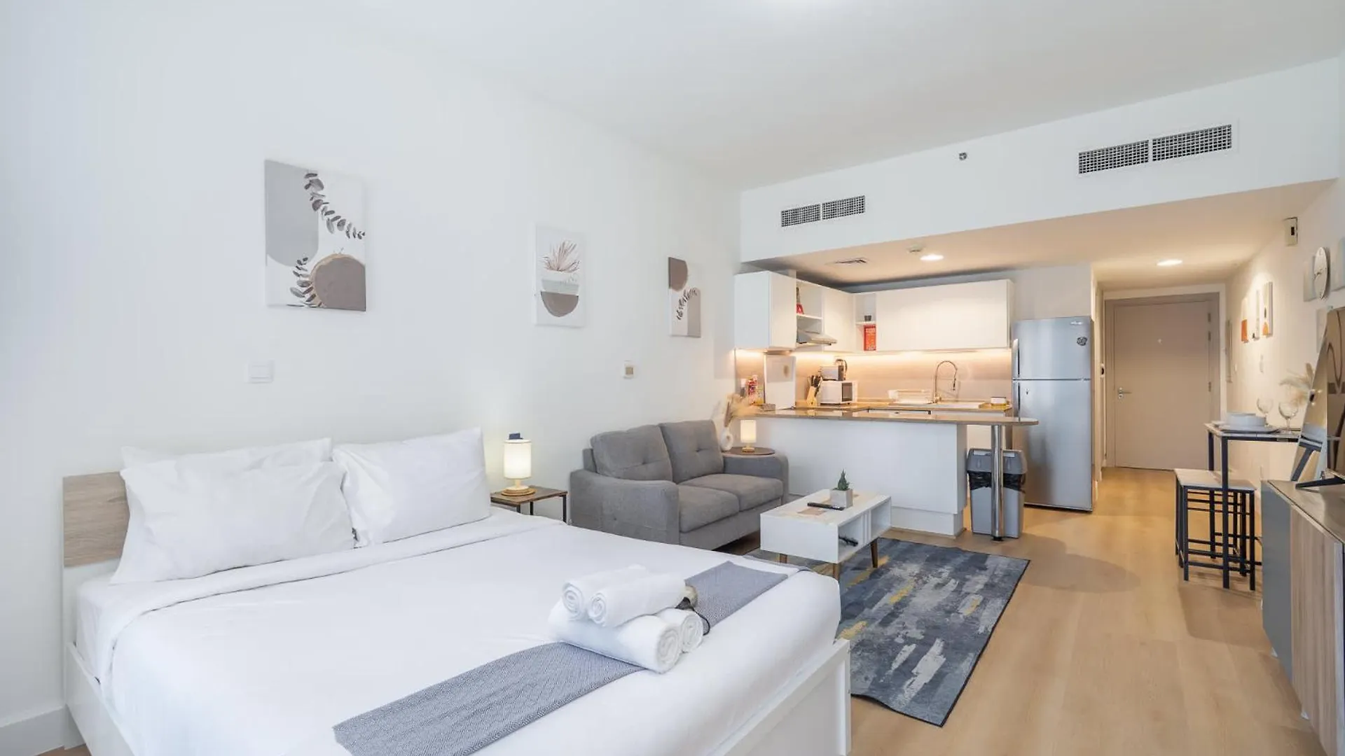 Lägenhet Chic Studio Unit Sleeps 2 With Stunning Lake Views Dubai