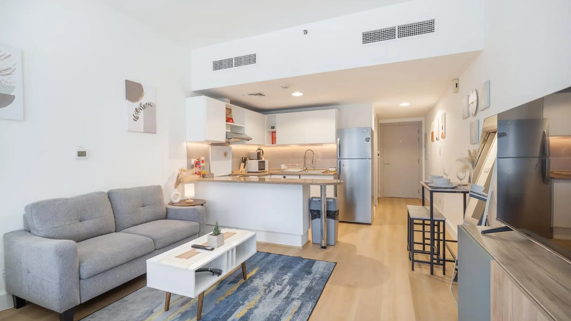 Lägenhet Chic Studio Unit Sleeps 2 With Stunning Lake Views Dubai Förenade Arabemiraten