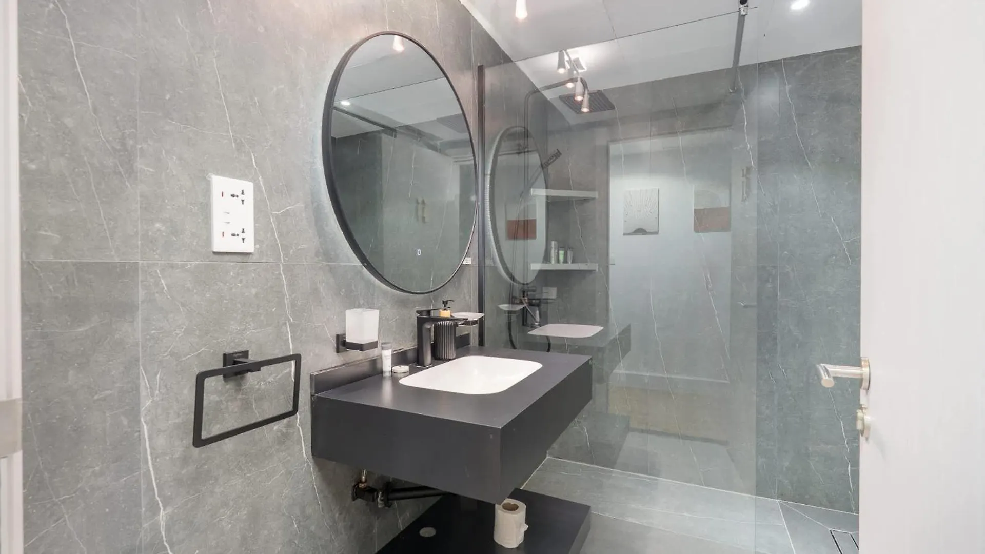 Chic Studio Unit Sleeps 2 With Stunning Lake Views Dubai