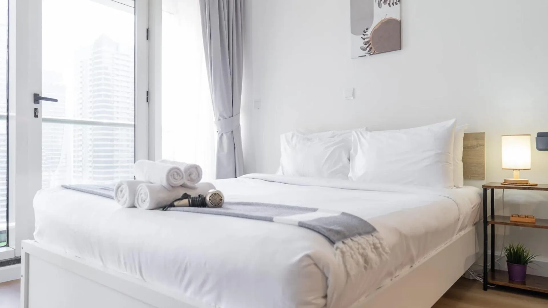 Apartment Chic Studio Unit Sleeps 2 With Stunning Lake Views Dubai