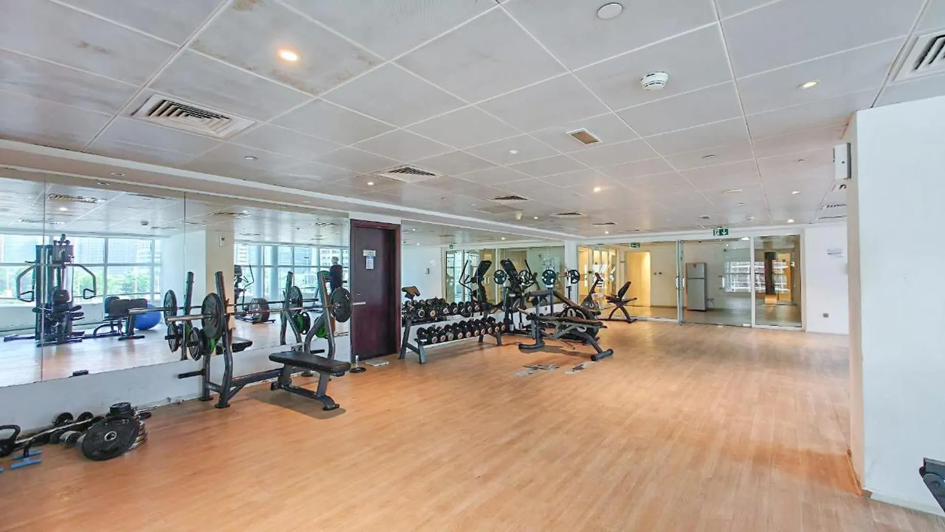 Chic Studio Unit Sleeps 2 With Stunning Lake Views Dubai